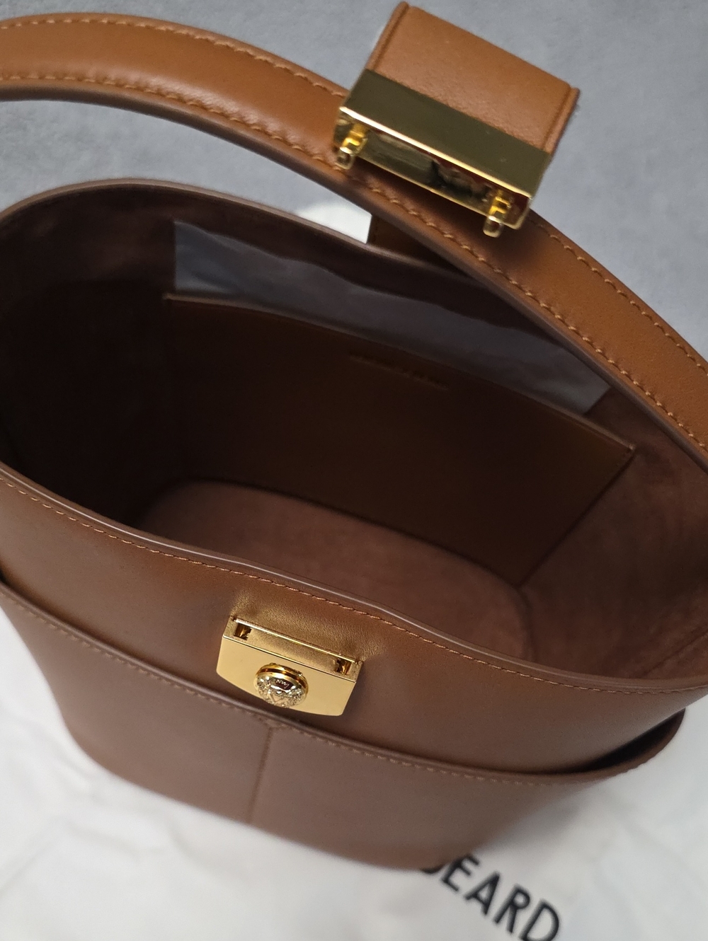 NWT Veronica Beard Small Crest Lock Bucket Bag Hazelwood Tan Leather Crossbody - Picture 10 of 10